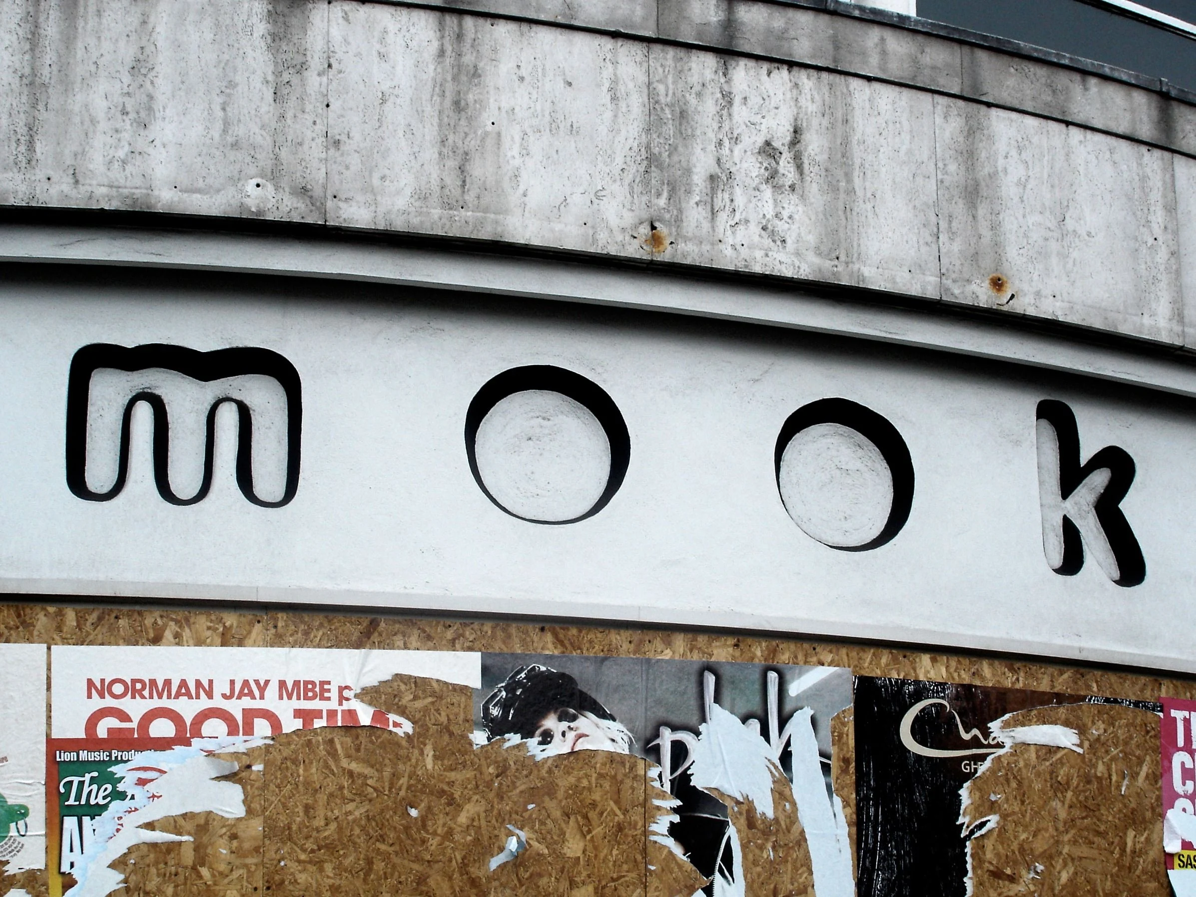 Rounded black letters on a white storefront